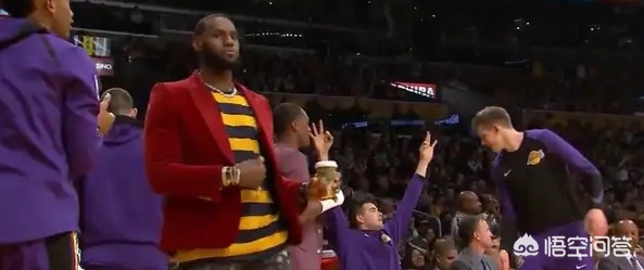 吉他与时尚：这些明星的吉他造型，你敢模仿吗？