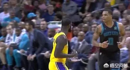 吉他与时尚：这些明星的吉他造型，你敢模仿吗？